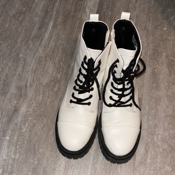SO Shoes - White lace up boots